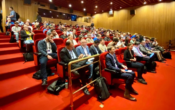 Large audience for the benchmarking session