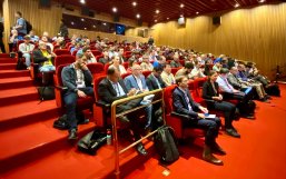 Large audience for the benchmarking session